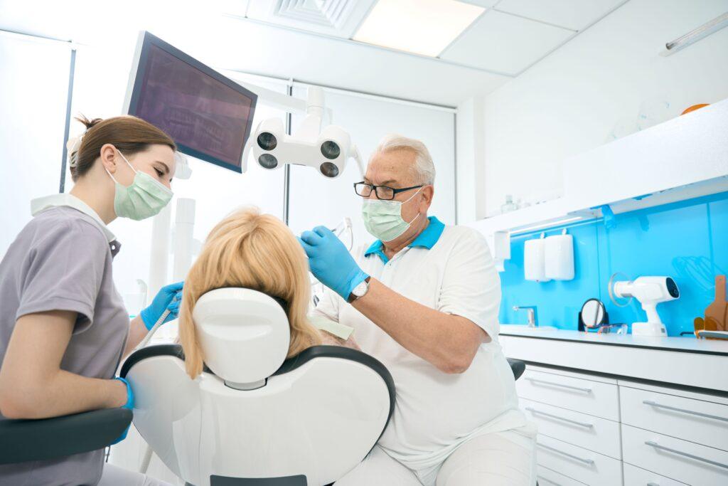 Konzentrierter Kieferorthopäde hilft, Zahnfleischschmerzen in der Zahnklinik zu lindern