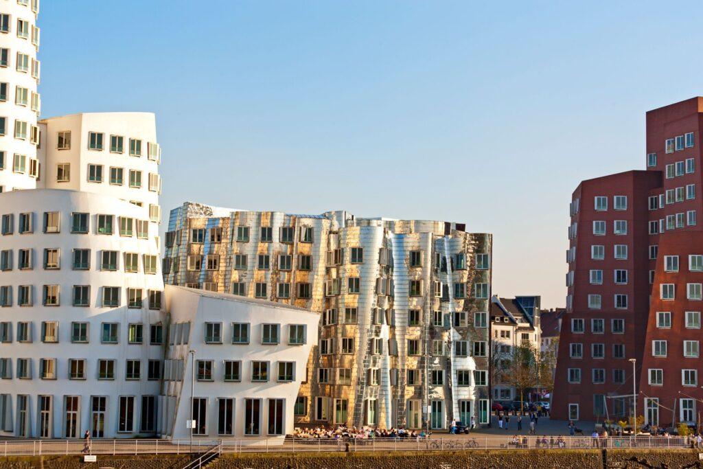 Moderne Gehry-Bauten im Düsseldorfer Medienhafen, stilvolle Kulisse für Escort Düsseldorf im Business-Kontext