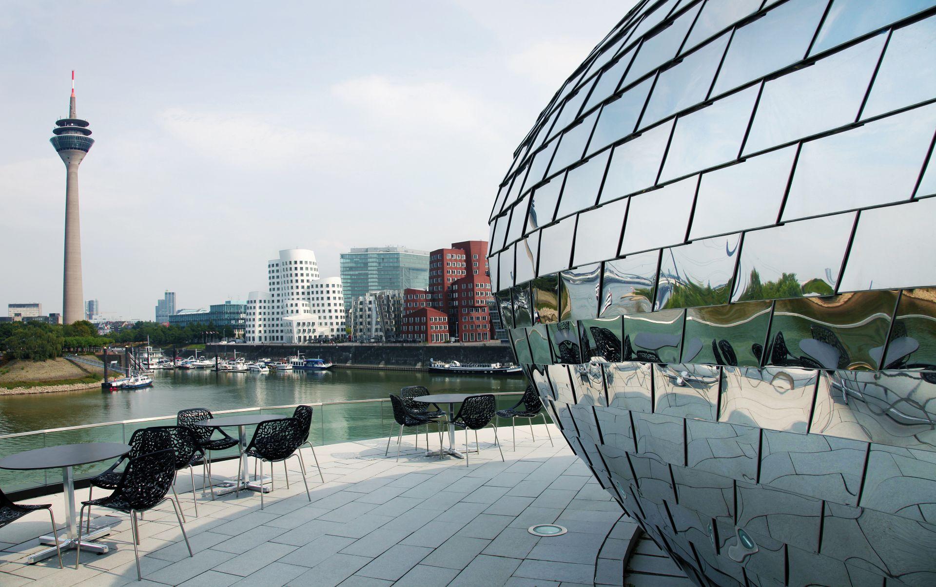 Skyline am Medienhafen mit Fernsehturm, moderner Architektur und Business-Flair für Escort Düsseldorf