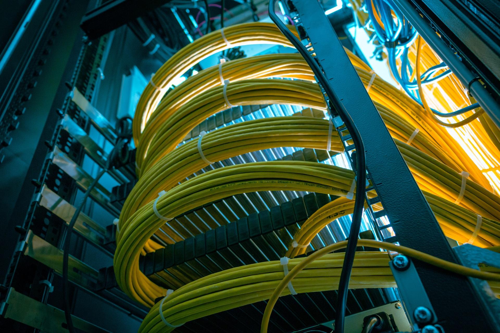 Geordnete Kabel im Netzwerkschrank | Spleißbox