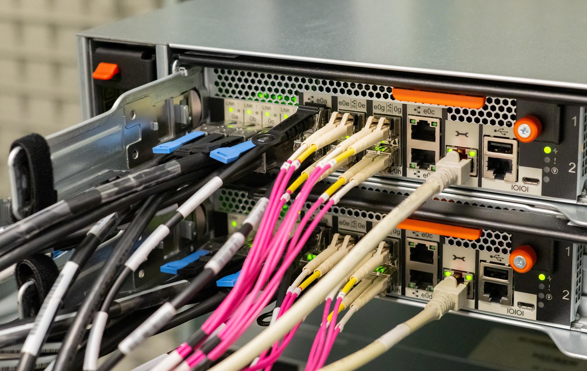 Server mit Glasfaserkabeln im Betrieb | Spleißbox
